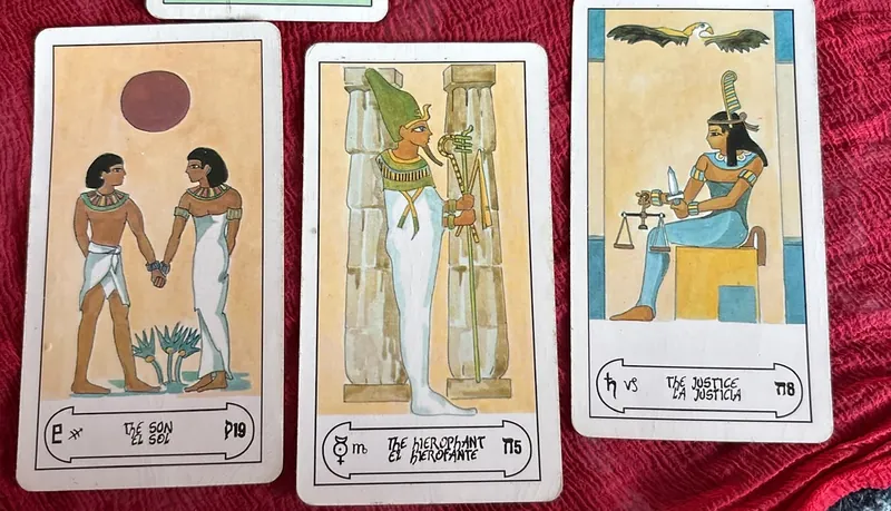 Cartas de tarot egipcias sobre un paño rojo